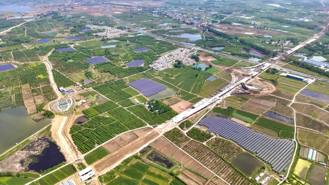 闲置坑塘变身“聚光盆”|3044am永利安徽肥东一期134MW项目成功并网发电！